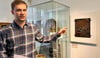 Bildungsreferent Julian Simons berichtete im Bismarckmuseum  Schönhausen über Kaiser Wilhelm und die Reliefplatte, die Bismarck an dessen Totenbett zeigt.