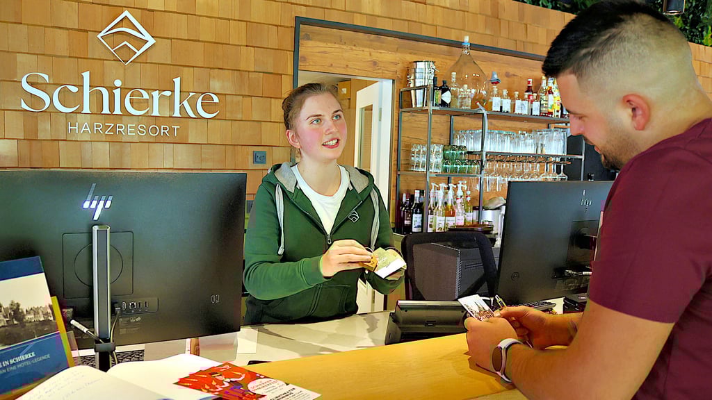 Welche Vorteile bietet die HarzCard? Die Auskunft ist für Leonie Müller im Hotel Harzresort „Das Schierke“ nicht nur Service, sondern auch Training.