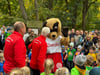 Darf beim Herbstlauf in Quedlinburg nicht fehlen: Maskottchen Quedel, das hier durch die Kinder, Eltern und Großeltern sowie Frank Müller und Konrad Sutor von der TSG GutsMuths begrüßt wird.
