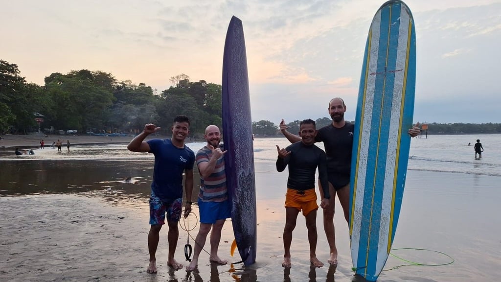 Der Tucheimer Udo Krause beim Surfen in Batukaras in Indonesien.