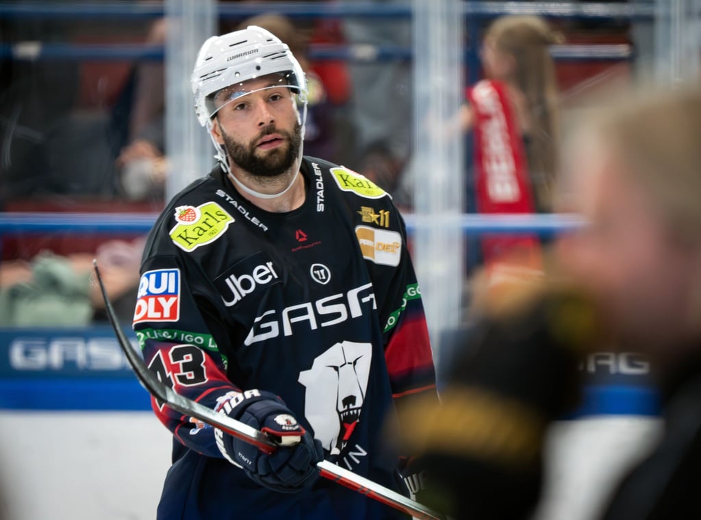 Angreifer Andreas Eder erzielte beim Sieg der Eisbären Berlin gegen Wolfsburg den entscheidenden Treffer.