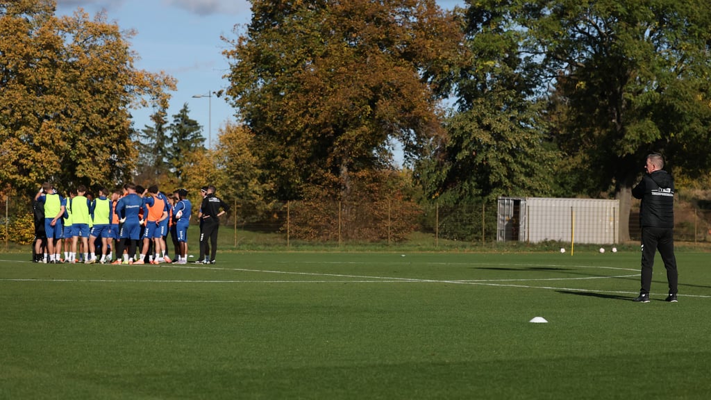 FCM-Interimstrainer Petrik Sander (r.) hat seine Mannschaft in dieser Trainingswoche genau beobachtet.