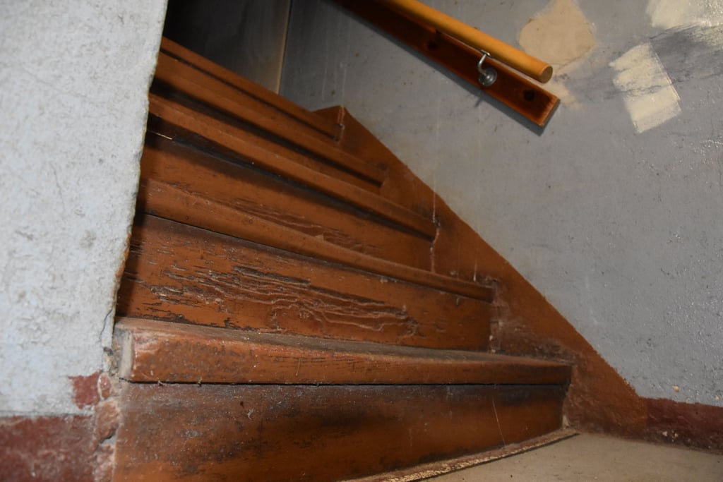 Die marode Treppe zum Vereinsraum in Kahrstedt und zu einer darüber liegenden Mietwohnung.