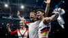 Karina Schönmaier und Trainer Anatol Ashurkov (M) jubeln mit Timo Eder über EM-Gold.