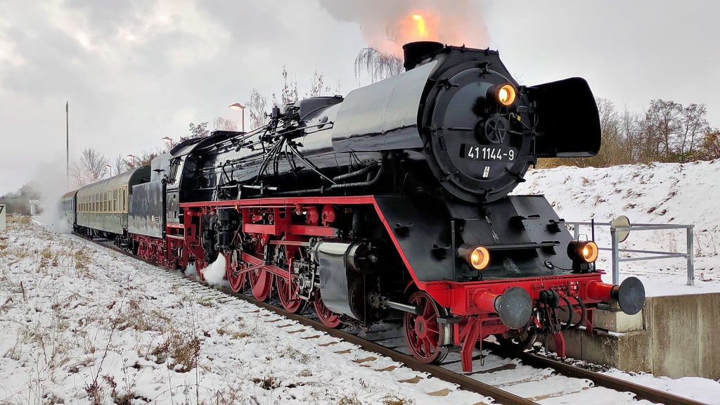 Die Staßfurter Eisenbahnfreunde laden am 6. Dezember zu einer Dampflokfahrt zum Erfurter Weihnachtsmarkt ein.
