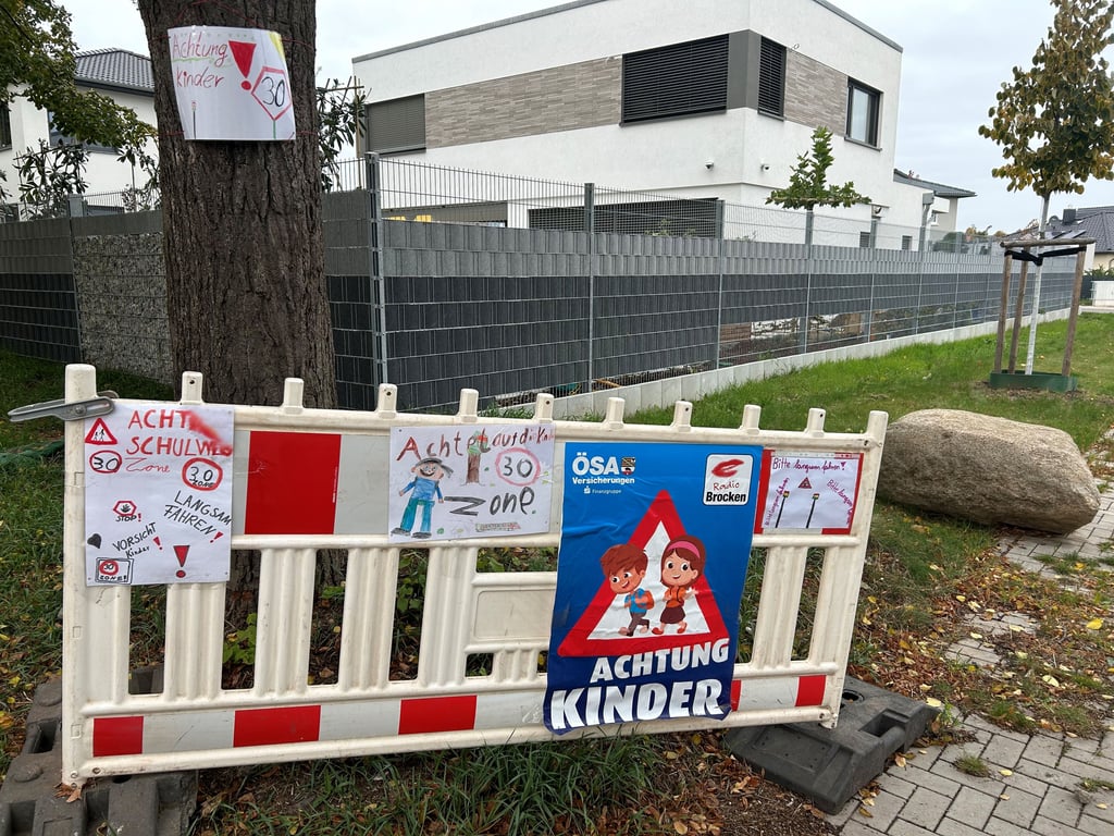 An der Gernröder Straße in Magdeburg haben Kinder Angst vor Rasern. Um zu sensibilisieren haben sie selbst Schilder angebracht.