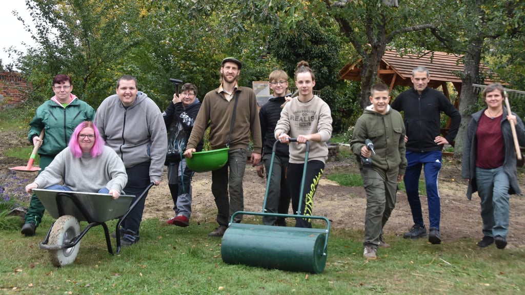 Mit vereinten Kräften zum Gartenparadies: Bewohnerinnen und Bewohner des Mariannenhofs, Mitarbeitende und Unterstützer packen gemeinsam an und bringen den Inklusionsgarten in Etingen zum Blühen.