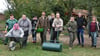 Mit vereinten Kräften zum Gartenparadies: Bewohnerinnen und Bewohner des Mariannenhofs, Mitarbeitende und Unterstützer packen gemeinsam an und bringen den Inklusionsgarten in Etingen zum Blühen.