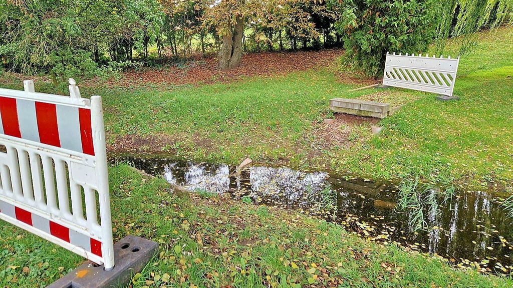 Über den Graben zum Teich führte eine Holzbrücke.