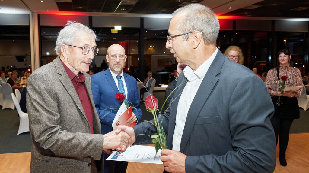 Kreistagsvorsitzender Thomas Schmette (r.) gratuliert Friedrich Widdeke.