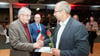 Kreistagsvorsitzender Thomas Schmette (r.) gratuliert Friedrich Widdeke.