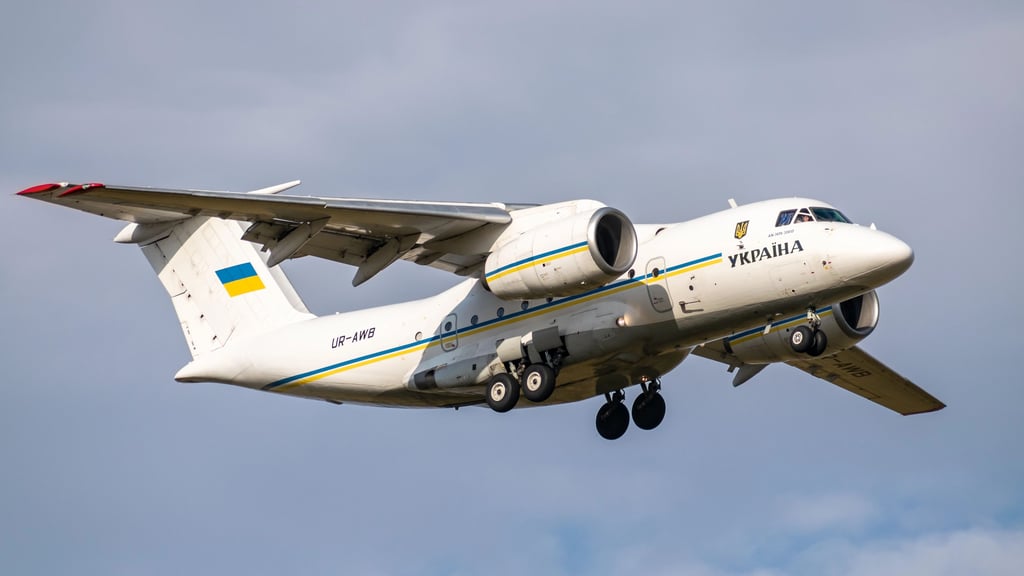 Überraschung am Flughafen Leipzig/Halle: Eine kleinere Antonov-Maschine ist in Schkeuditz gelandet.