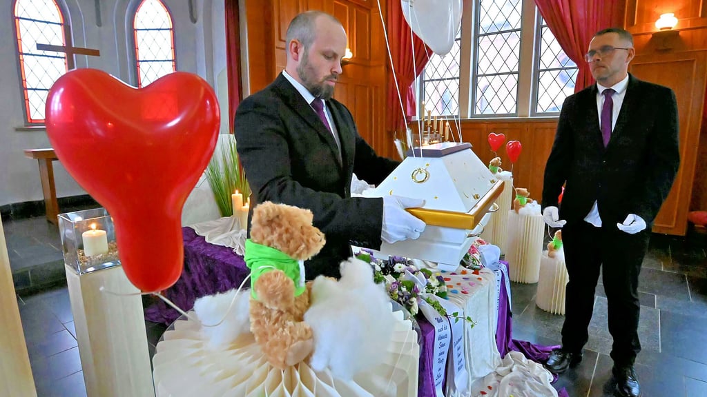 In der Friedhofskapelle in Aschersleben findet vor der Beisetzung der Sternenkinder eine Andacht statt.
