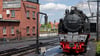 Eine Dampflok der Harzer Schmalspurbahnen steht am Hauptbahnhof in Wernigerode.