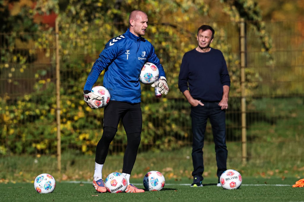 Dominik Reimann geht als Kapitän des 1. FC Magdeburg in der Krise voran. Auch Sportboss Otmar Schork schaut genau hin.