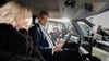 Bundesverkehrsminister Patrick Schnieder und Verkehrssenatorin Ute Bonde (beide CDU, l) sitzen im neuen Shuttle für das autonome Fahren schon mal Probe.
