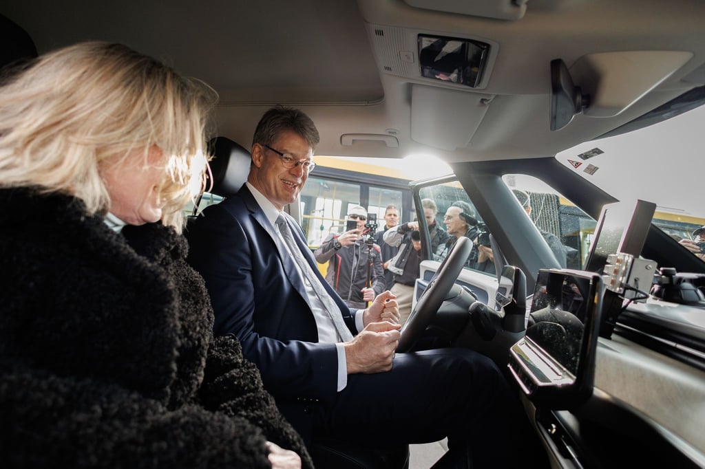 Bundesverkehrsminister Patrick Schnieder und Verkehrssenatorin Ute Bonde (beide CDU, l) sitzen im neuen Shuttle für das autonome Fahren schon mal Probe.