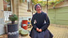 Jana Richter im Hof ihres Hauses am Külzplatz in Aschersleben. Auch hier soll es am 20. Dezember so richtig weihnachtlich werden.