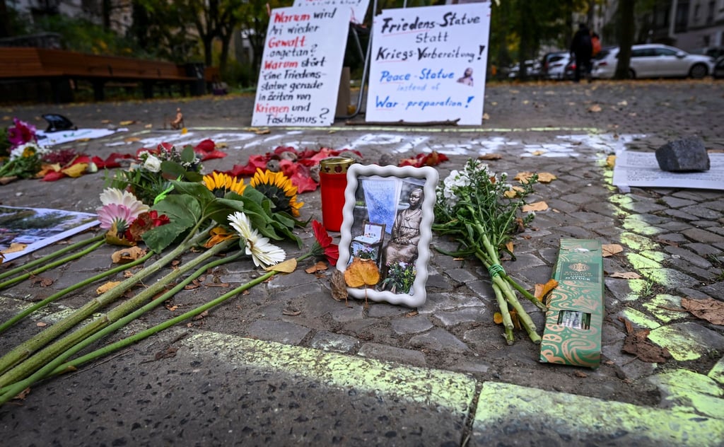 An der Stelle des abgebauten „Trostfrauen“-Denkmals in Moabit sind Blumen, Kerzen, Plakate und Fotos zu sehen.