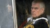 Prinz Andrew zieht sich weiter aus dem Königshaus zurück.