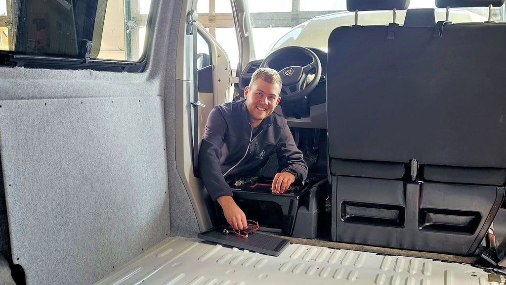 VANactive Inhaber Hannes Wißwe arbeitet an einem neuen Camper in Salzwedel. In knapp zwei Wochen ist das Wohnmobil fertig.