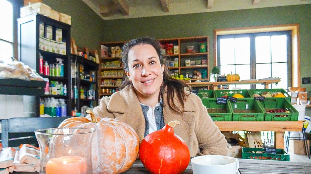 Sonja Beutel in ihrem Hofladen und Café namens „Taubenhaus“ auf dem Biohof Lindenberg bei Seehausen (Landkreis Stendal). Was den Platz betrifft, sei der Raum eigentlich schon wieder zu klein.