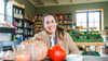 Sonja Beutel in ihrem Hofladen und Café namens „Taubenhaus“ auf dem Biohof Lindenberg bei Seehausen (Landkreis Stendal). Was den Platz betrifft, sei der Raum eigentlich schon wieder zu klein.