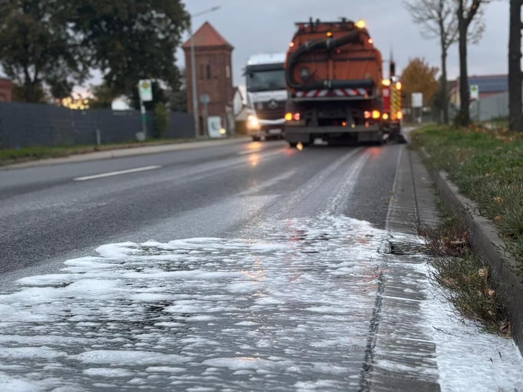 Die Feuerwehr musste am Donnerstag gleich zu zwei Ölspuren ausrücken.