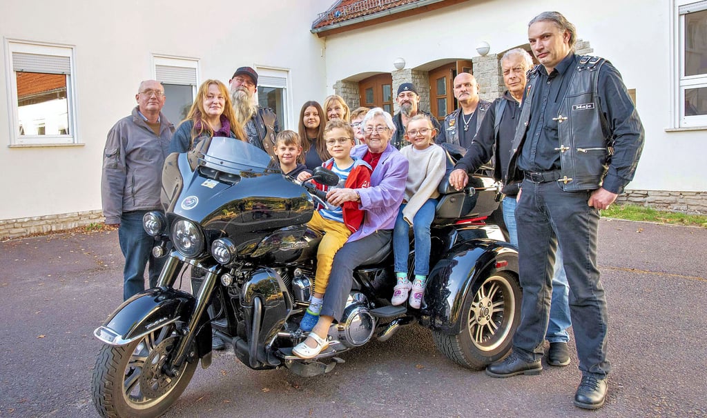 Elsbeth Rauchfuß (auf dem Motorrad) hat zu ihrem 90. Geburtstag Geld gesammelt und an die „Biker zeigen Herz für Kinder“ gespendet. Mithilfe des Geldes soll im Kinderheim „Wolkenfrei“ in Dessau unter anderem der Sportraum ertüchtigt werden.