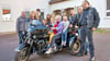 Elsbeth Rauchfuß (auf dem Motorrad) hat zu ihrem 90. Geburtstag Geld gesammelt und an die „Biker zeigen Herz für Kinder“  gespendet. Mithilfe des Geldes soll im  Kinderheim „Wolkenfrei“ in Dessau unter anderem der Sportraum ertüchtigt werden.