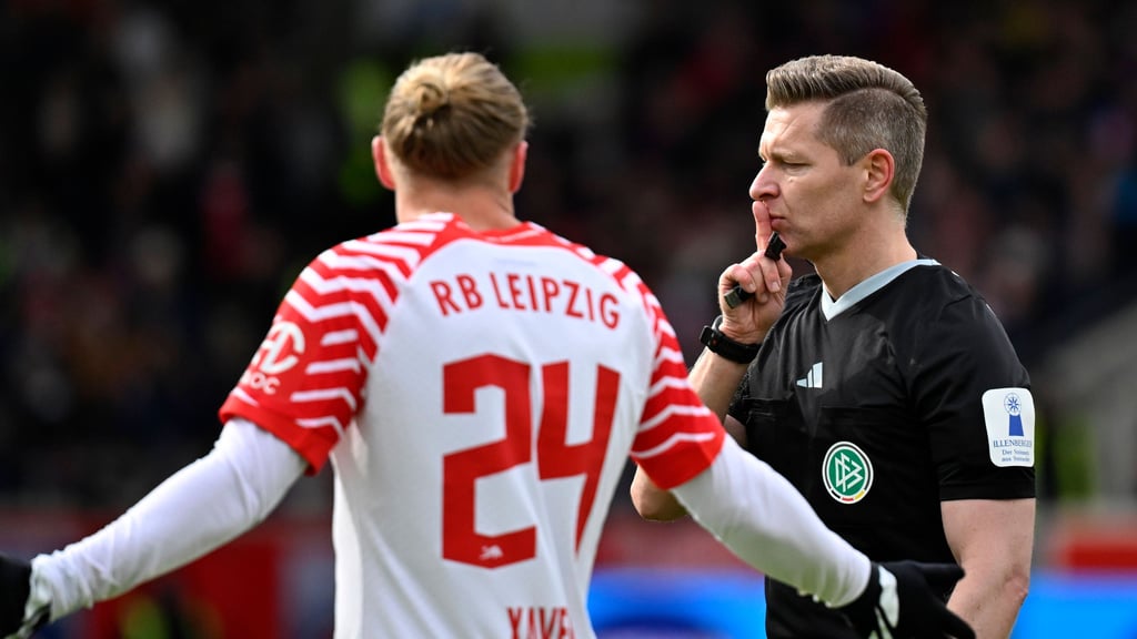 Xaver Schlager diskutiert mit Schiedsrichter Tobias Welz.