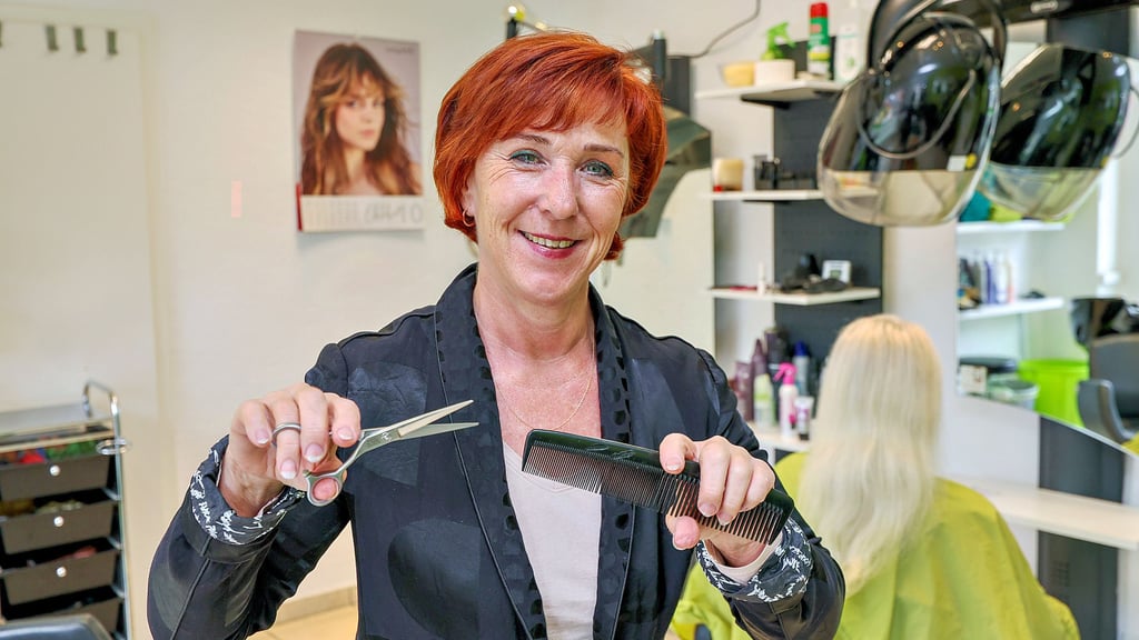Christiane Schimpf ist mit Leib und Seele Frisörin. Ihr Salon „Schnippelbude" feiert am 1. November zehnjähriges Bestehen.