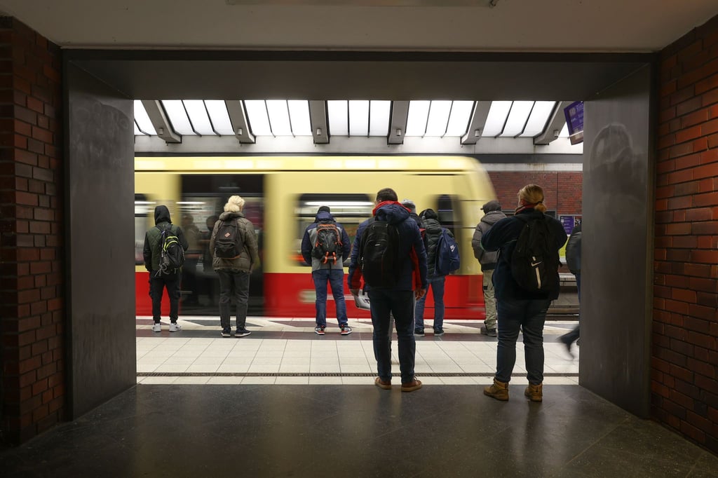 Für die Ausfälle ist Schienenersatzverkehr eingerichtet - der BVG zufolge fährt der Ersatzbus der U2 aber nicht den üblichen Linienweg. (Symbolbild)