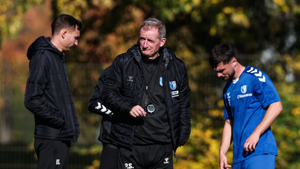 Pascal Ibold (l.) und Petrik Sander (m.) gehen am Sonntag in ihr erstes Spiel als Interimstrainer beim 1. FC Magdeburg.