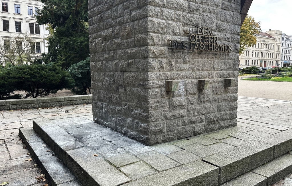 Am Denkmal für die Opfer des Faschismus in Görlitz wurden Bücher verbrannt.