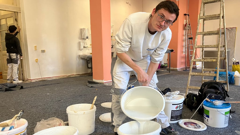 Luca Bäumling von der Weißenfelser Maler GmbH bei der Arbeit im Speisesaal des Goethegymnasiums.