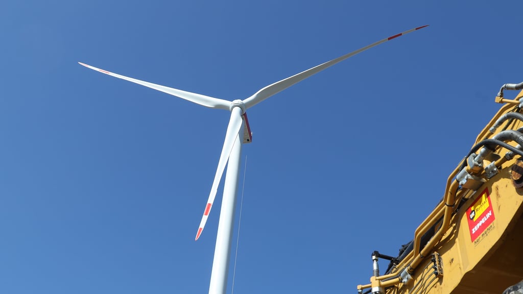 247 Meter ragt das neue Windrad nördlich von Meitzendorf in die Höhe. Nach wochenlangen Vorbereitungen ist in den vergangenen Wochen die Anlage aufgebaut worden.
