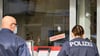 Auf die Schaufensterscheibe einer Fahrschule in Berlin-Reinickendorf sind vermutlich mehrere Schüsse abgefeuert worden.