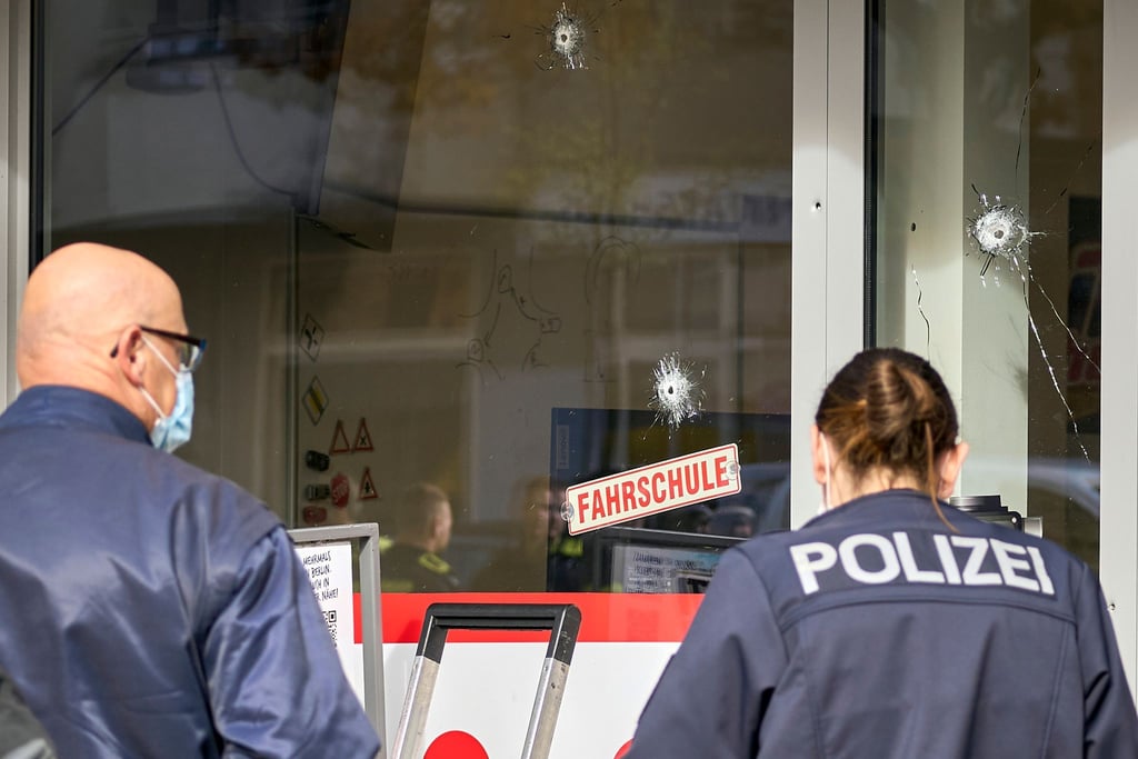 Auf die Schaufensterscheibe einer Fahrschule in Berlin-Reinickendorf sind vermutlich mehrere Schüsse abgefeuert worden.
