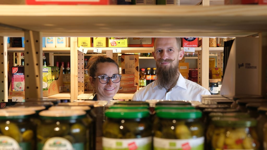 Sandy Hoppert und Marius Schiel sind die Ideengeber für „Unser Schopp“. Sie wollen den Dorfmarkt im Container auch nach Silstedt bei Wernigerode bringen.
