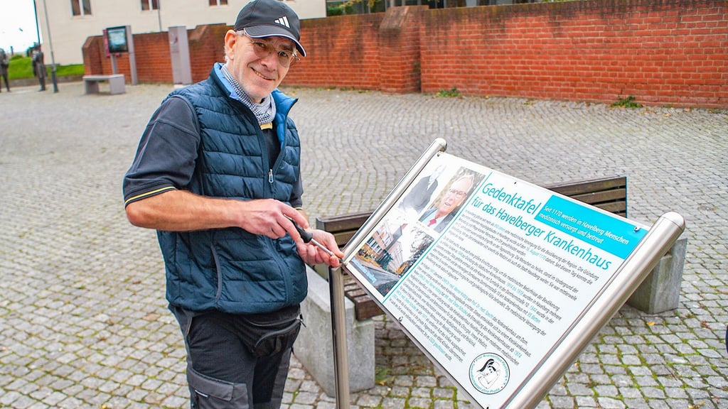 Holger Köhne von Pro Krankenhaus Havelberg hat am Tag der Mitgliederversammlung die reparierte Gedenktafel am Platz des Friedens – nahe dem früheren Krankenhaus – wieder angebracht. Die Tafel war von Unbekannten mutwillig beschädigt worden. Der Sandauer hat die Reparaturkosten gesponsert.