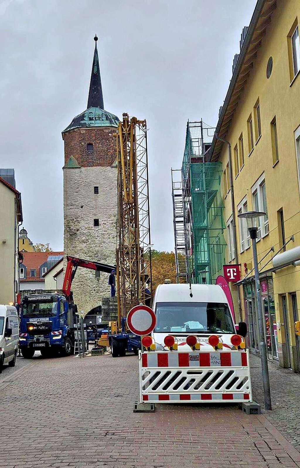 Wegen der Montage eines Aufzugs wurde am Halleschen Turm in Köthen ein Kran aufgestellt.