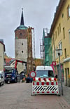 Wegen der Montage eines Aufzugs wurde am Halleschen Turm in Köthen ein Kran aufgestellt. 