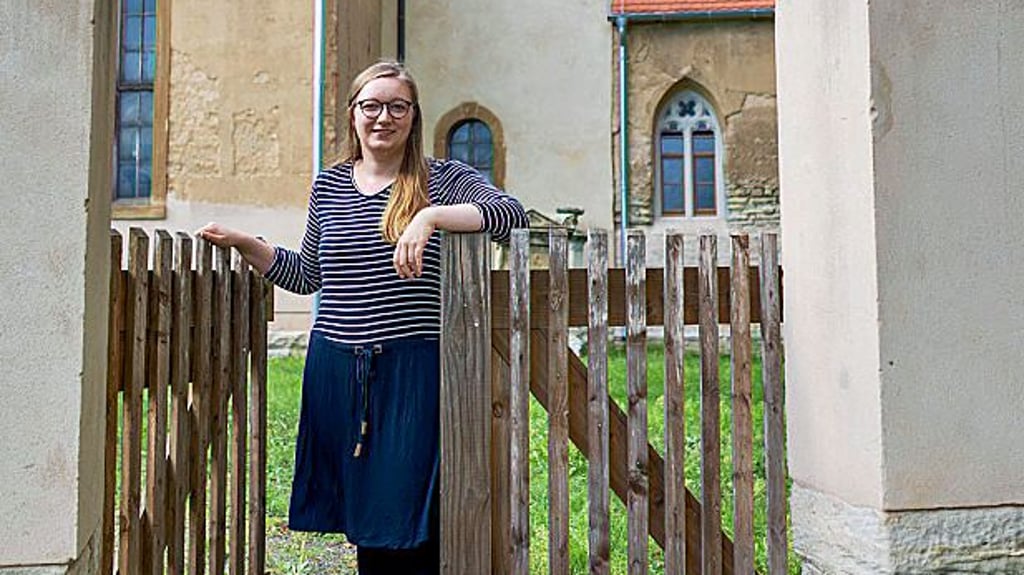 Sarah Gutzer, Vorsitzende des Fördervereins Dorfkirche Maßnitz, öffnet am Samstag das Tor zum Konzert.