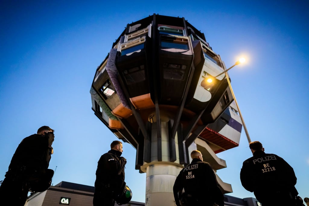 Die Polizei räumte den Berliner „Bierpinsel“.