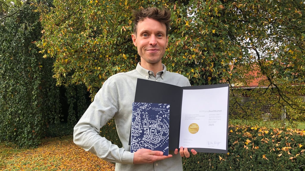 Riesige Freude: Anselm Schwindack mit einem Exemplar von „The Quedlinburger“ und der Auszeichnungsurkunde für „Deutschlands schönstes Regionalbuch“.