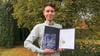Riesige Freude: Anselm Schwindack mit einem Exemplar von „The Quedlinburger“ und der Auszeichnungsurkunde für „Deutschlands schönstes Regionalbuch“. 