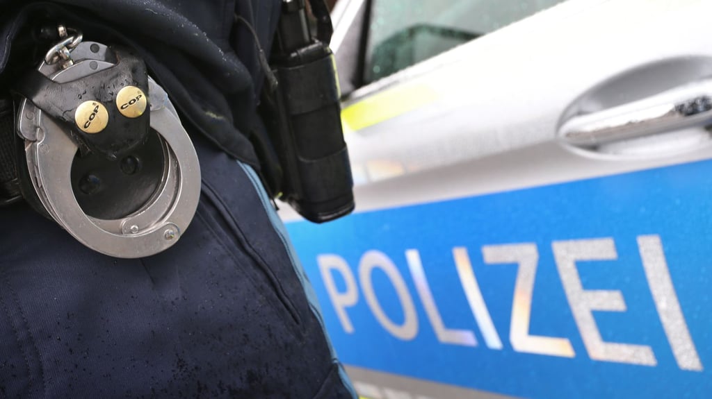 In Möser (Jerichower Land) hat ein 26-Jähriger einen Busfahrer und Fahrgäste mit Schlägen und Tritten verletzt.