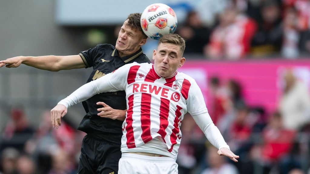 Kölns Isak Johannesson (r) und Augsburgs Robin Fellhauer kämpfen um den Ball.