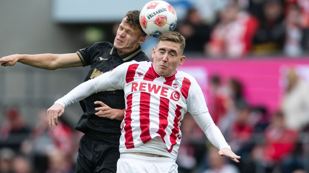 Kölns Isak Johannesson (r) und Augsburgs Robin Fellhauer kämpfen um den Ball.